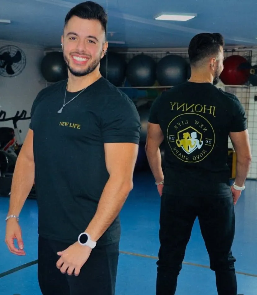 Jhonatan Martins, treinador da New Life, sorrindo com a camiseta da consultoria